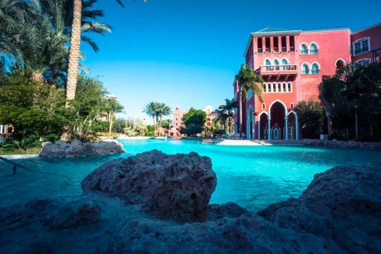 Airbnb vs Hotel Pros and Cons: Which One Should You Book for Your Next Trip?